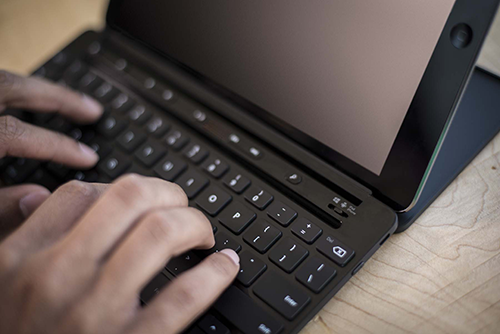 Bild: Microsoft Universal Mobile Keyboard mit Apple iPad | © Microsoft Newsroom Deutschland