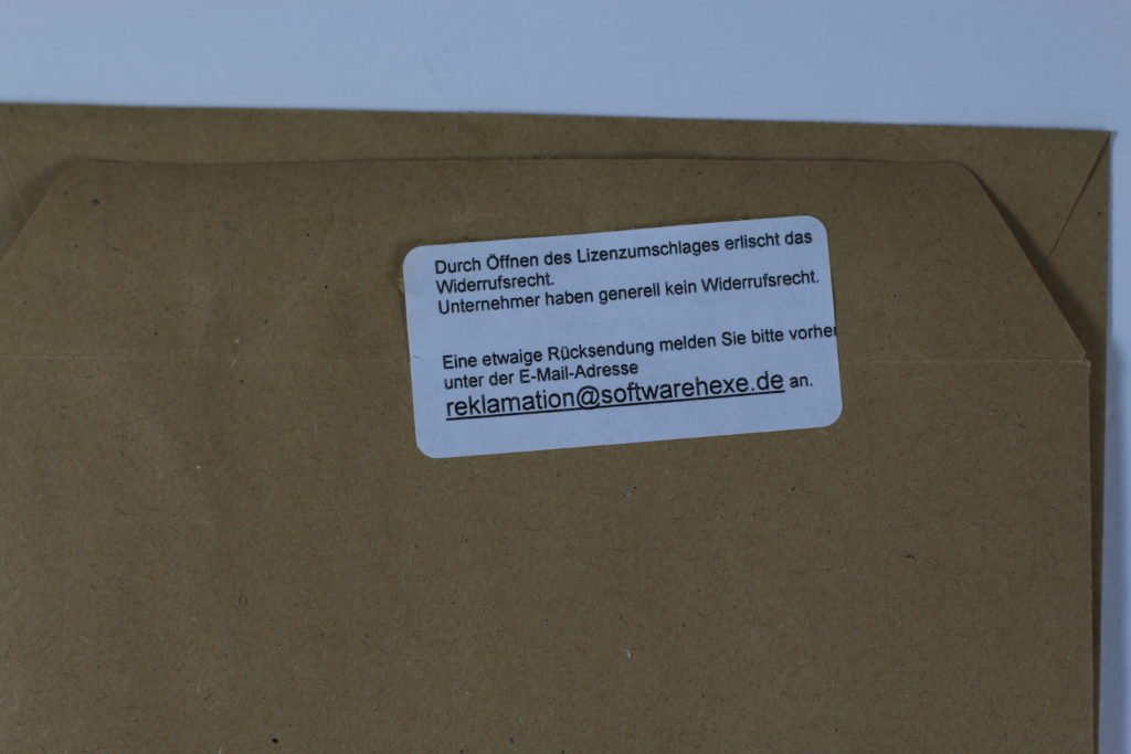 Bild: Versiegelter Umschlag mit Hinweis auf das beim Öffnen verfallende Widerrufsrecht